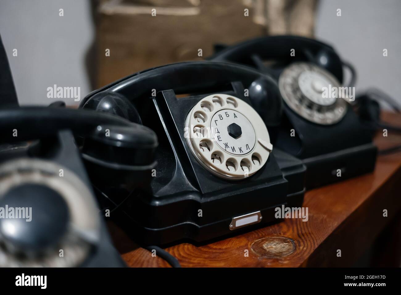 Tecnologia vintage nera del telefono a chiamata rotante . Primo piano . Lettere russe A, B, C Foto Stock