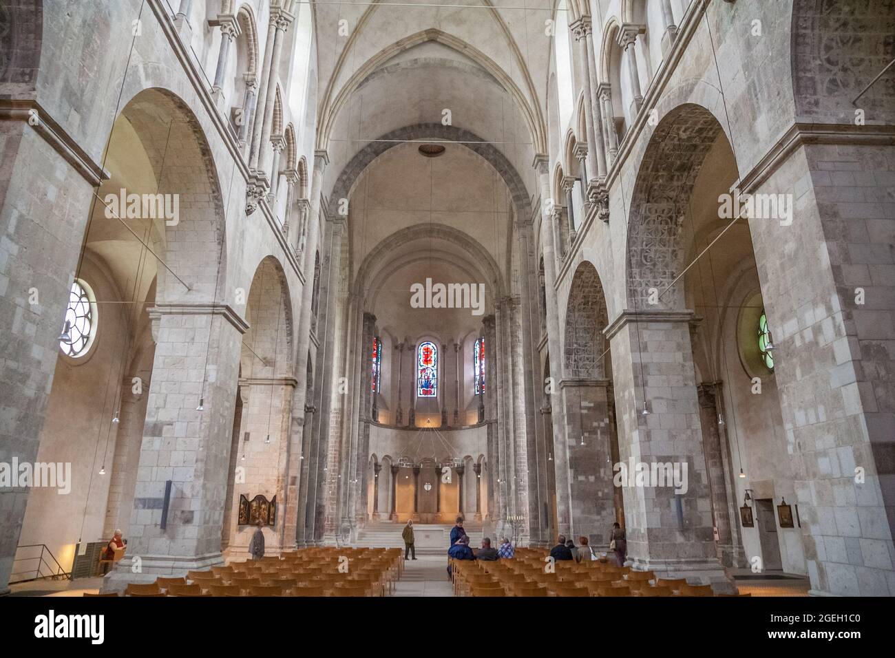 Bella vista all'interno della Grande Chiesa di San Martino, dalla navata al coro. I visitatori ammirano l'interno restaurato del romanico cattolico... Foto Stock