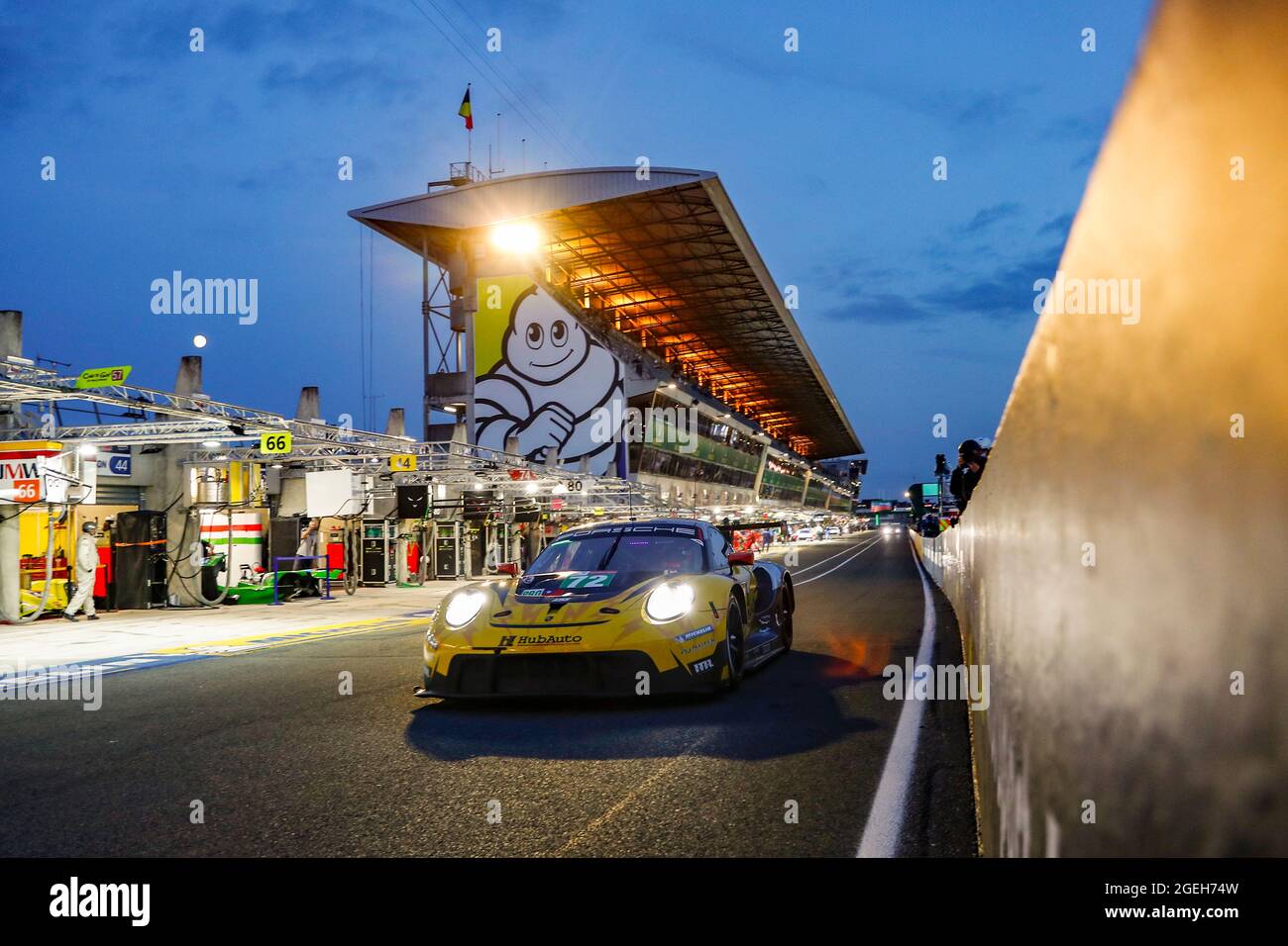 Le Mans, Frankreich. 19 ago 2021. Porsche 911 RSR, HubbAuto Racing (# 72), Maxime Martin (B), Alvaro Parente (P), Dries Vanthoor (B) credito: dpa/Alamy Live News Foto Stock