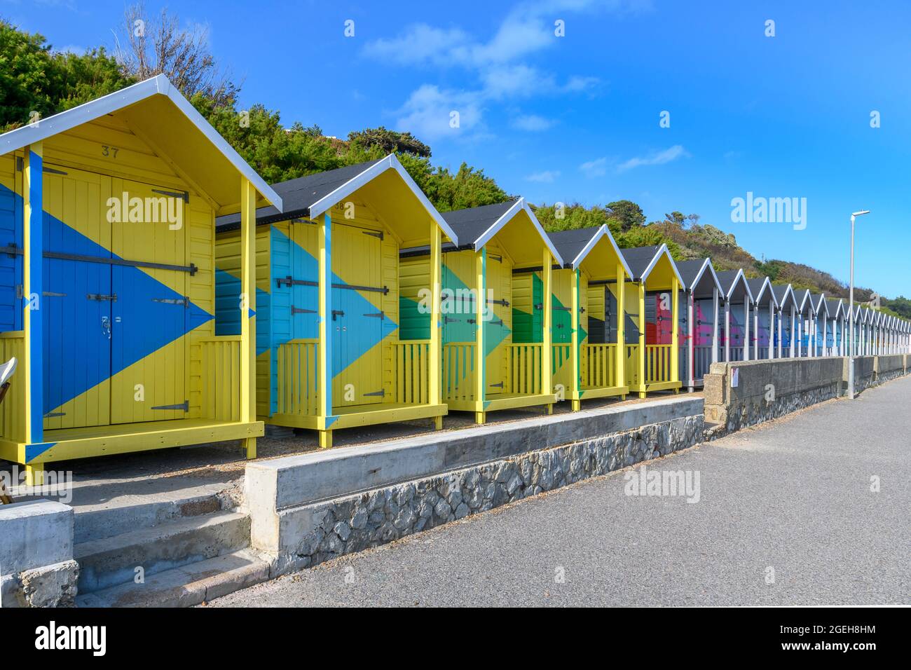 1054 Arpeggio per la Triennale di Folkestone 2021. 120 capanne sulla spiaggia e spogliatoi sono stati colorati trasformati dall'artista Rana Begum. Foto Stock