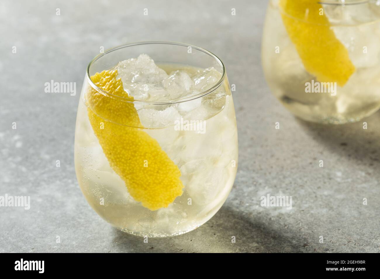 Spritzer fresco e boozy con una Peel al limone Foto Stock