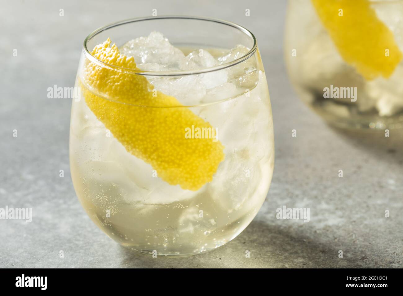 Spritzer fresco e boozy con una Peel al limone Foto Stock