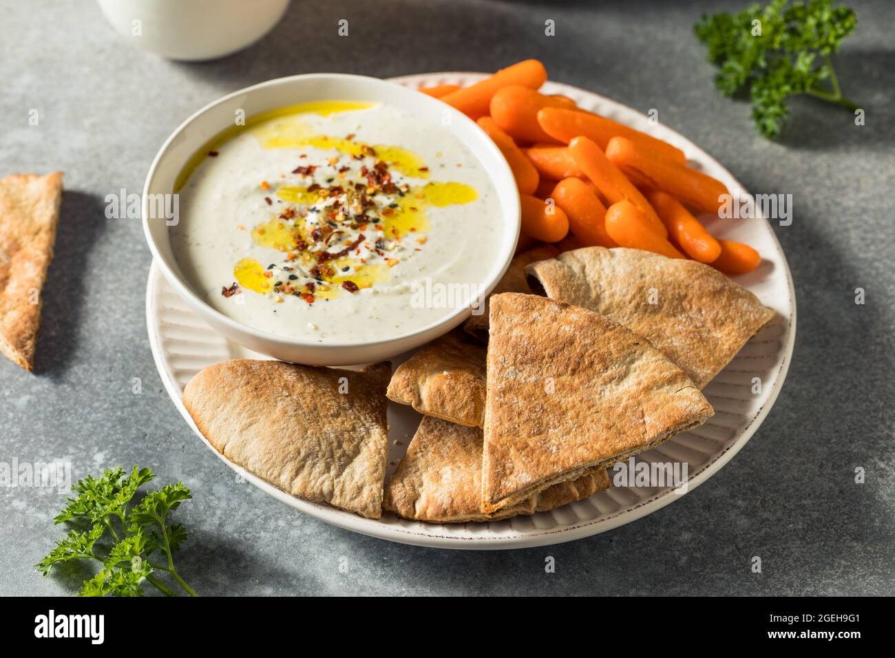 Yogurt greco biologico fatto in casa Labneh tuffo con olio d'oliva Foto Stock