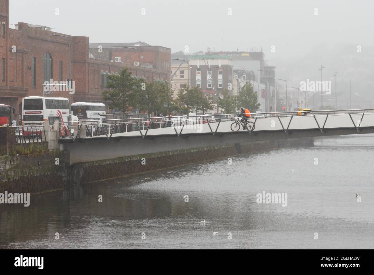 Cork, Irlanda. 20 ago 2021. Shoppers Brave Heavy Rain, Cork, Irlanda. Nonostante le forti e persistenti docce in tutta la contea ribelle questa mattina gli acquirenti hanno ancora sfidato il centro della città oggi. Gli ombrelloni fiancheggiavano le strade della città fino a che l'occhio poteva vedere e alcuni amanti dello shopping hanno persino gustato il pranzo all'aperto sotto alcuni dei molti gazebo sparsi in tutta la città. Credit: Damian Coleman/Alamy Live News Foto Stock