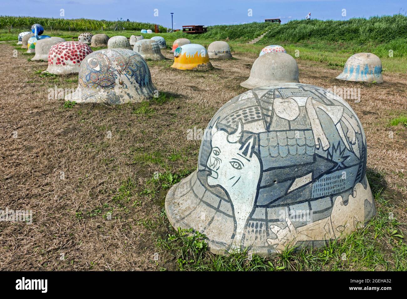 44 Monumento ai caschi che simboleggia l'occupazione tedesca della prima Guerra Mondiale dopo la battaglia dei caschi d'Argento / Slag der Zilveren Helmen, Halen, Limburgo, Belgio Foto Stock