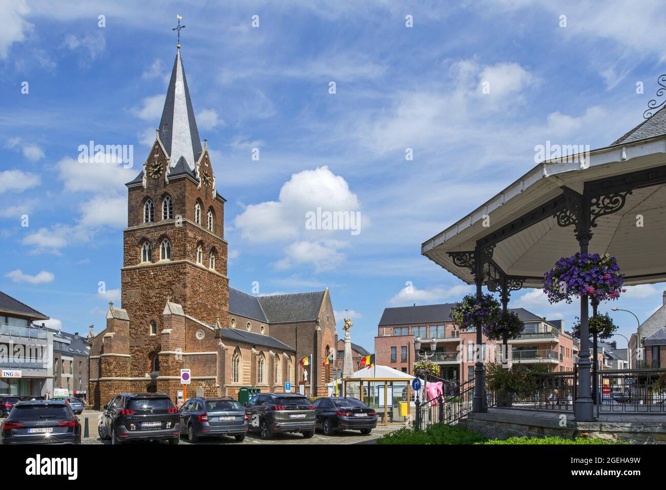 Chiesa e statua equestre dorata sulla piazza del mercato che ricorda la battaglia dei caschi d'argento / Slag der Zilveren Helmen a Halen, Limburgo, Belgio Foto Stock