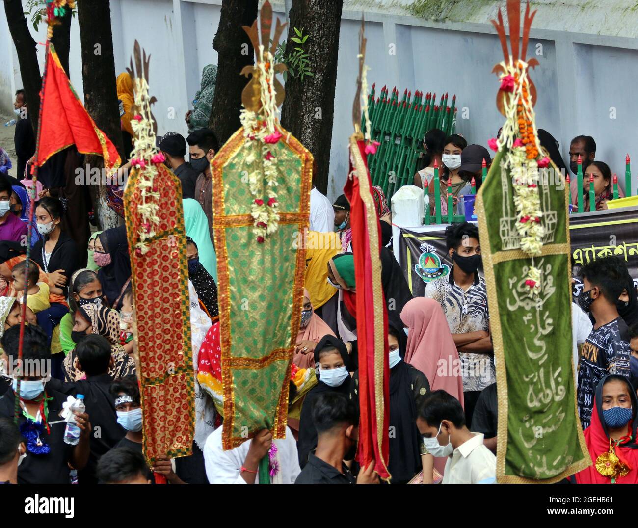 Non esclusiva: DHAKA, BANGLADESH - AGOSTO 20: Shias fa uscire la consueta parata di Tazia, i partecipanti, piani per la parata e inizia il loro riconoscimento Foto Stock