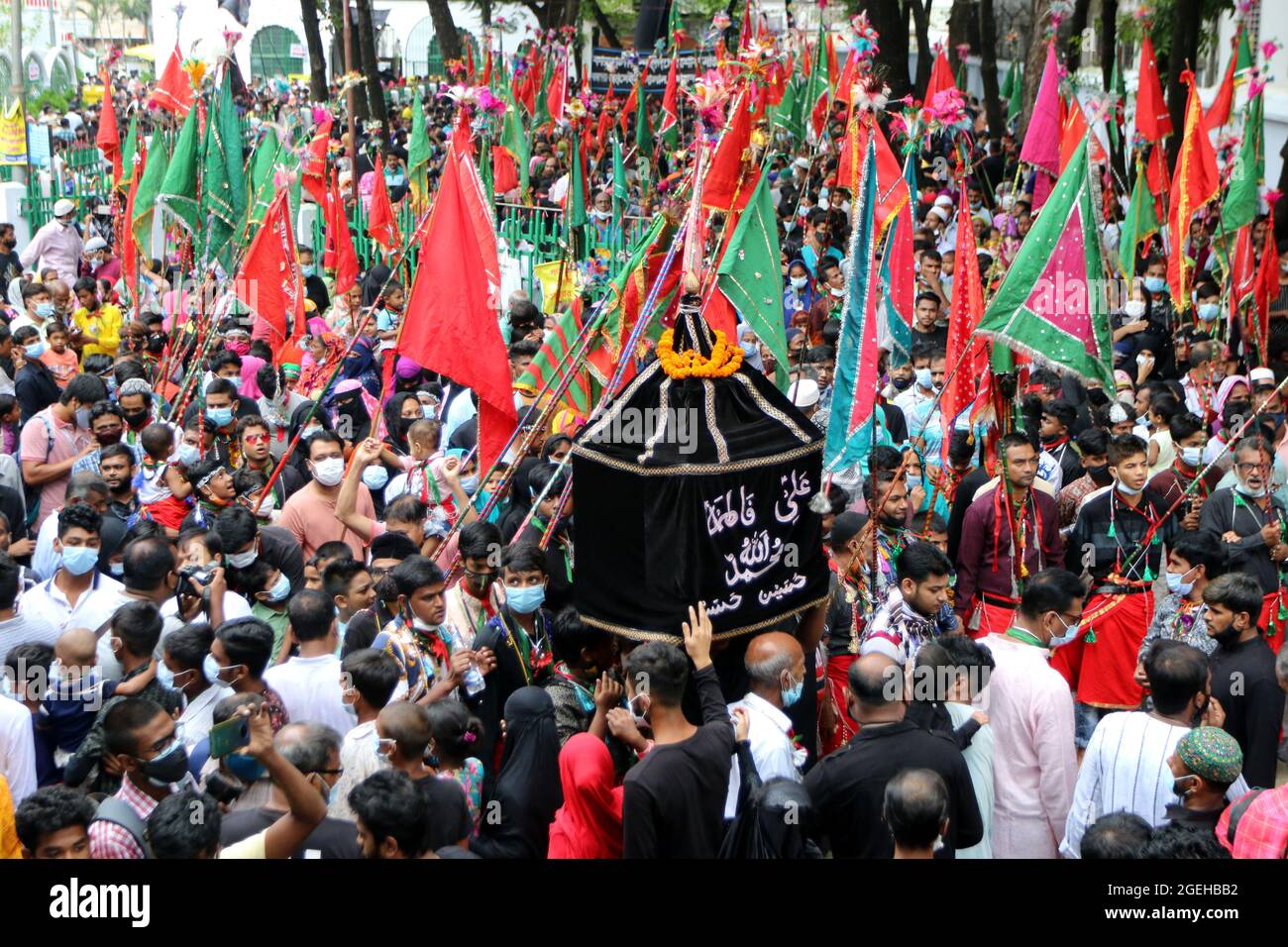 Non esclusiva: DHAKA, BANGLADESH - AGOSTO 20: Shias fa uscire la consueta parata di Tazia, i partecipanti, piani per la parata e inizia il loro riconoscimento Foto Stock