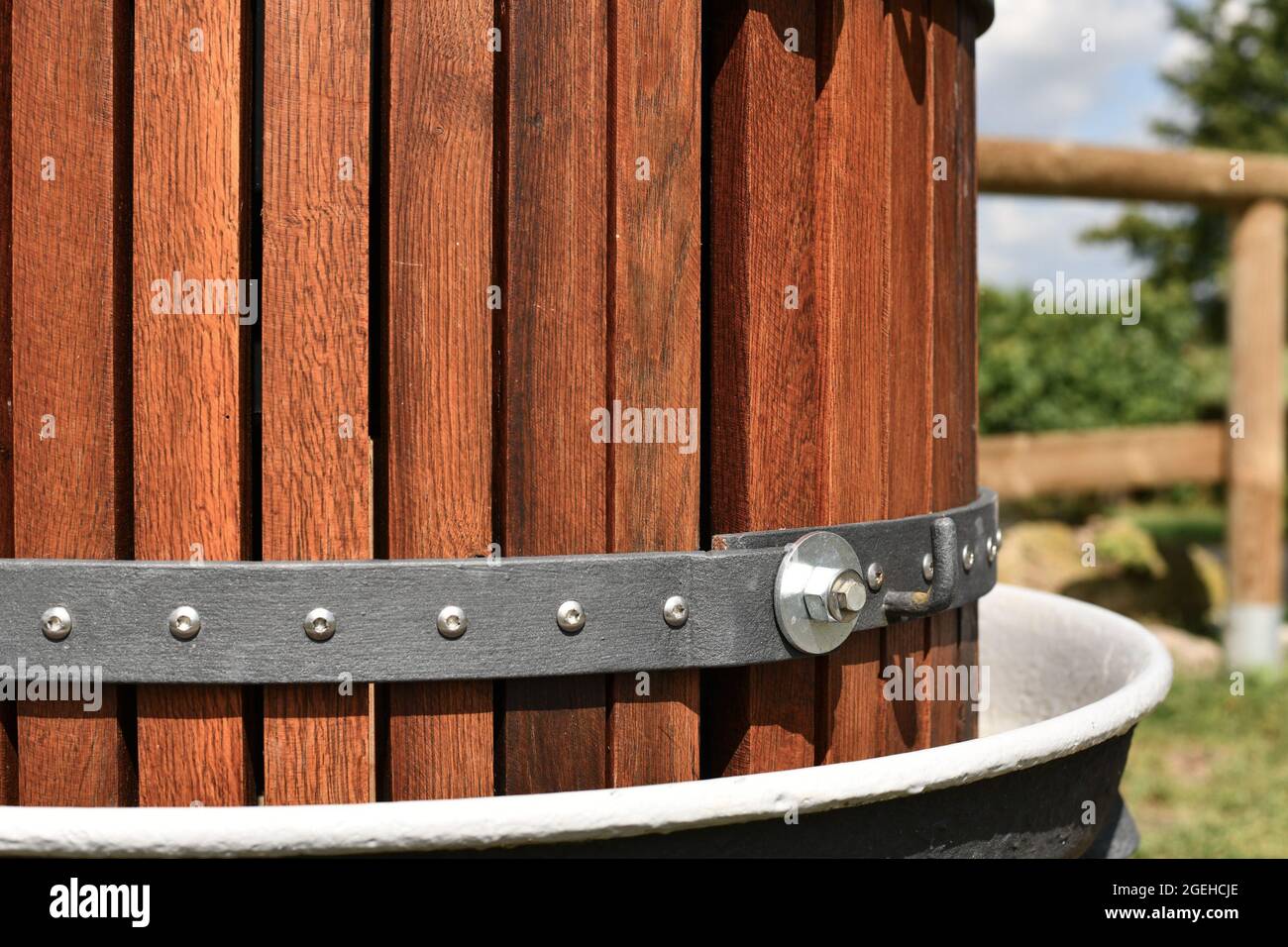 Primo piano del barile della pressa tradizionale del vino Foto Stock