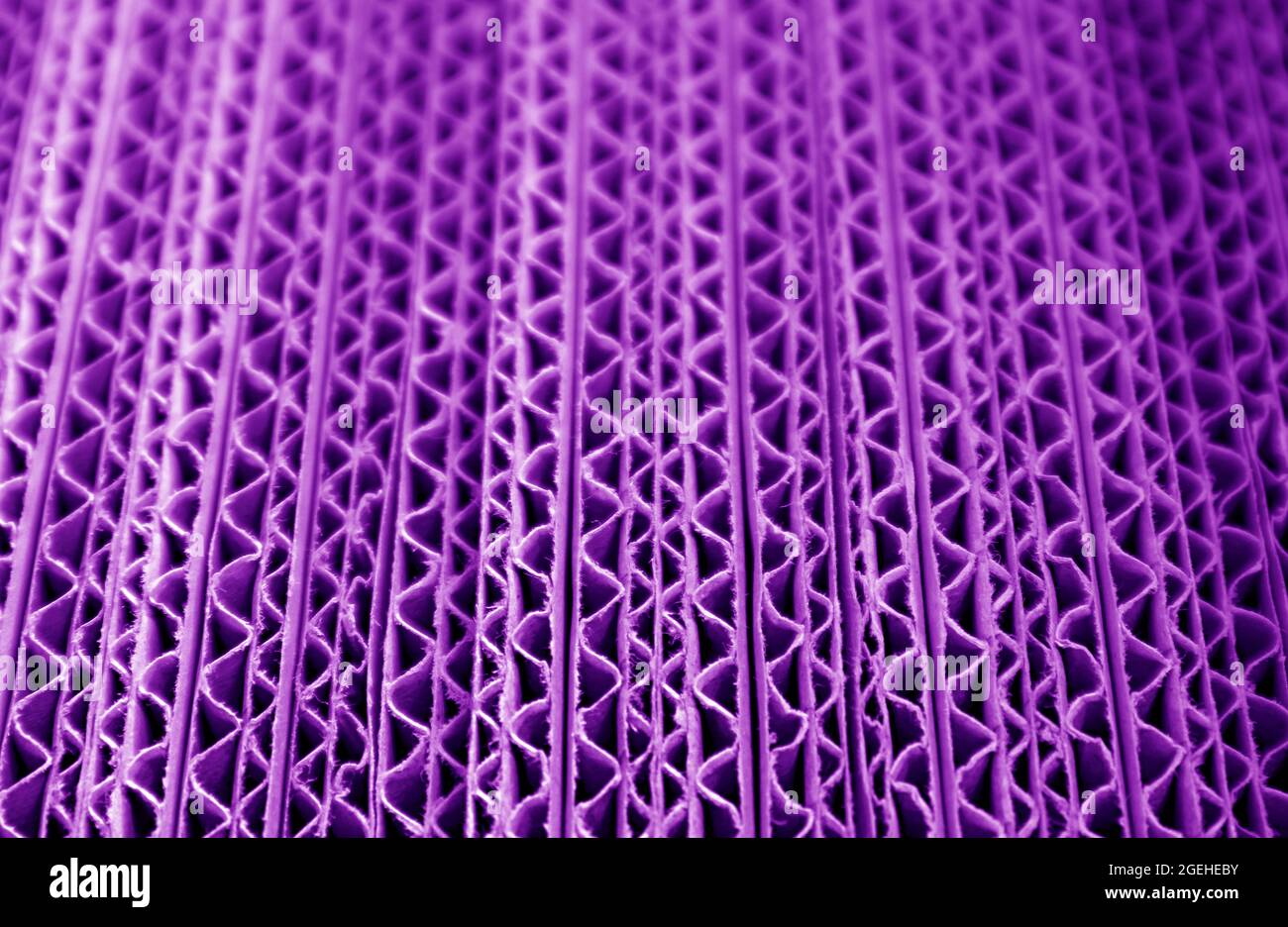 Primo piano tessuto di Unfold Purple scatole di carta corrugata impilata Foto Stock