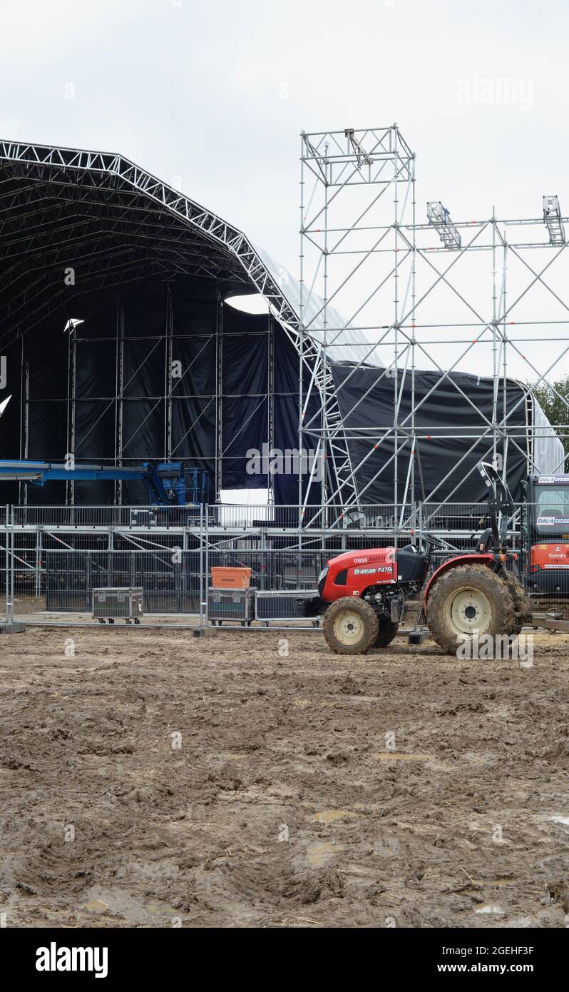 Inghilterra, Hampshire, Eastleight, Wickham Festival, terreno davanti al palco gravemente danneggiato a causa del traffico e dei rivelatori. Foto Stock