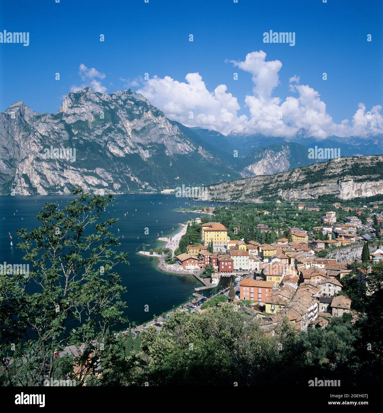 Resort di Torbole sulla sponda settentrionale del Lago di Garda, Torbole, Trentino-Alto Adige, Italia, Europa Foto Stock