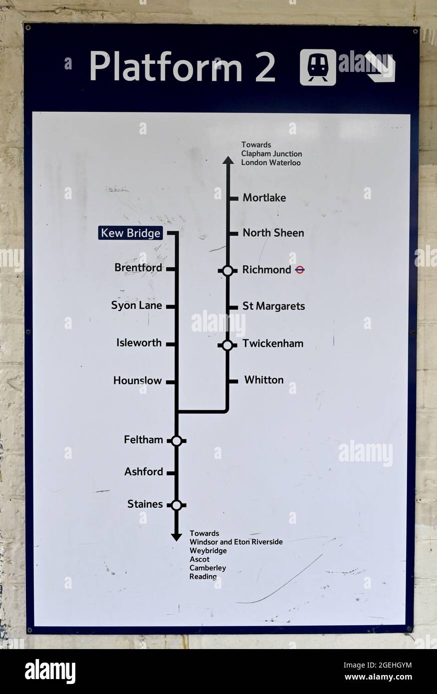 Brentford Londra , Inghilterra , Regno Unito - Kew Bridge station platform 2 information Foto Stock