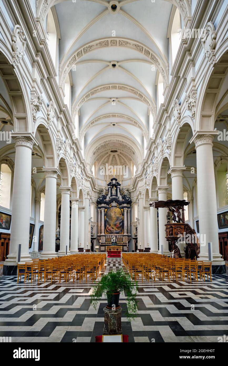 Interno della chiesa di San Walburga a Brugge, Belgio Foto Stock