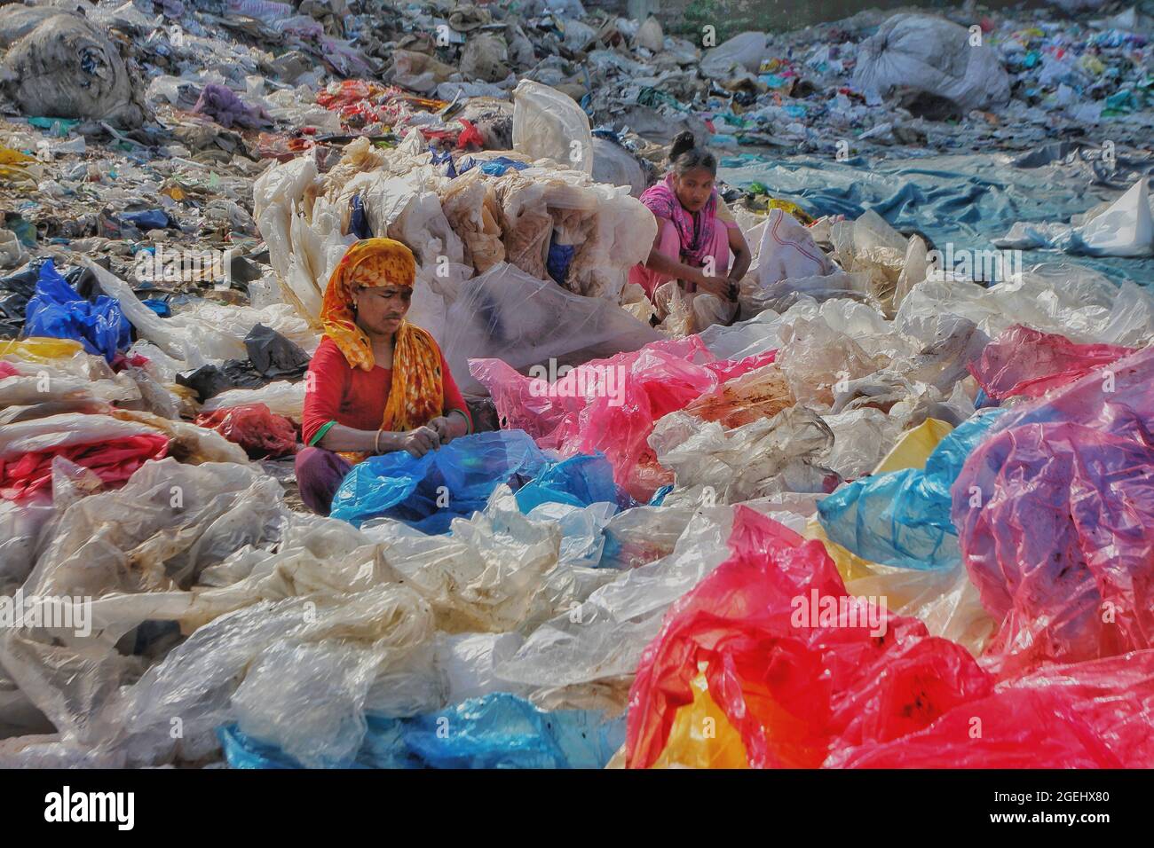 Dhaka, Bangladesh . 20 ago 2021. Dhaka, Bangladesh, 20 agosto 2021: Le lavoratrici di Kagrangichar raccolgono e separano i sacchi monouso da riutilizzare in una fabbrica di politene. Credit: Maruf Rahman /Eyepix Group/Alamy Live News Credit: Eyepix Group/Alamy Live News Foto Stock