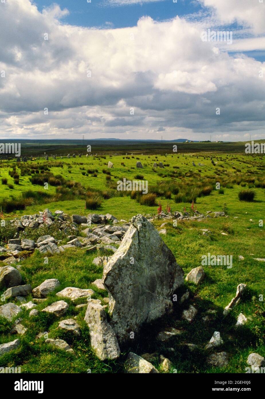 Vista NW della camera di sepoltura esposta di Achkinloch Neolitico circolare con Achavanich Bronze Age pietra a U posto sul retro, Scozia, Regno Unito. Foto Stock