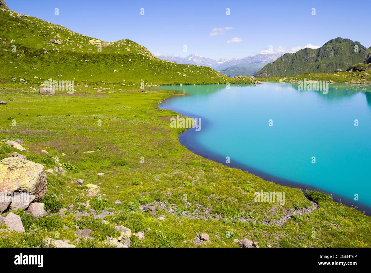Vista panoramica sul lago alpino in Georgia durante il giorno Foto Stock