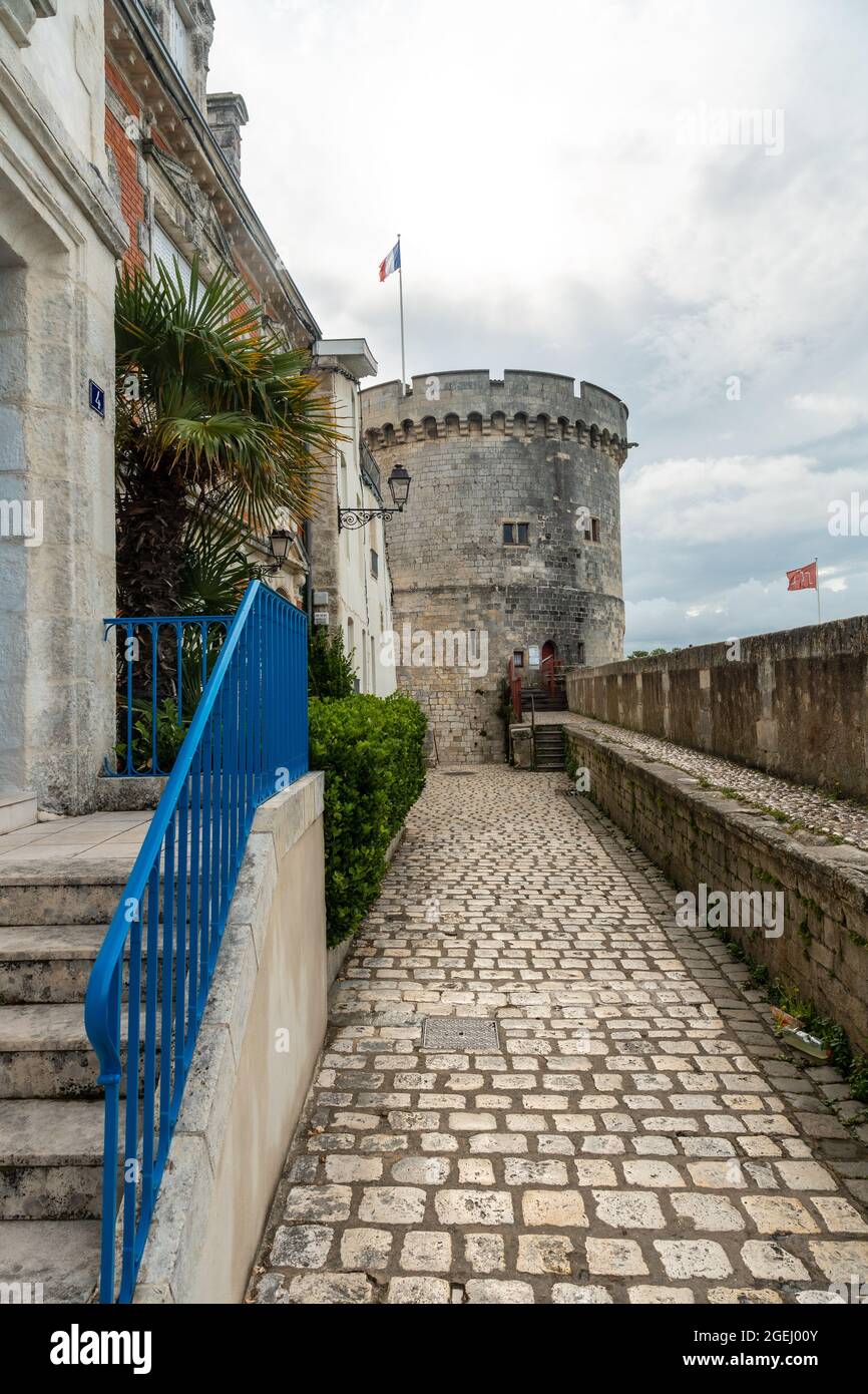 Colpo verticale della Torre delle catene nella città costiera di la Rochelle nel sud-ovest della Francia Foto Stock