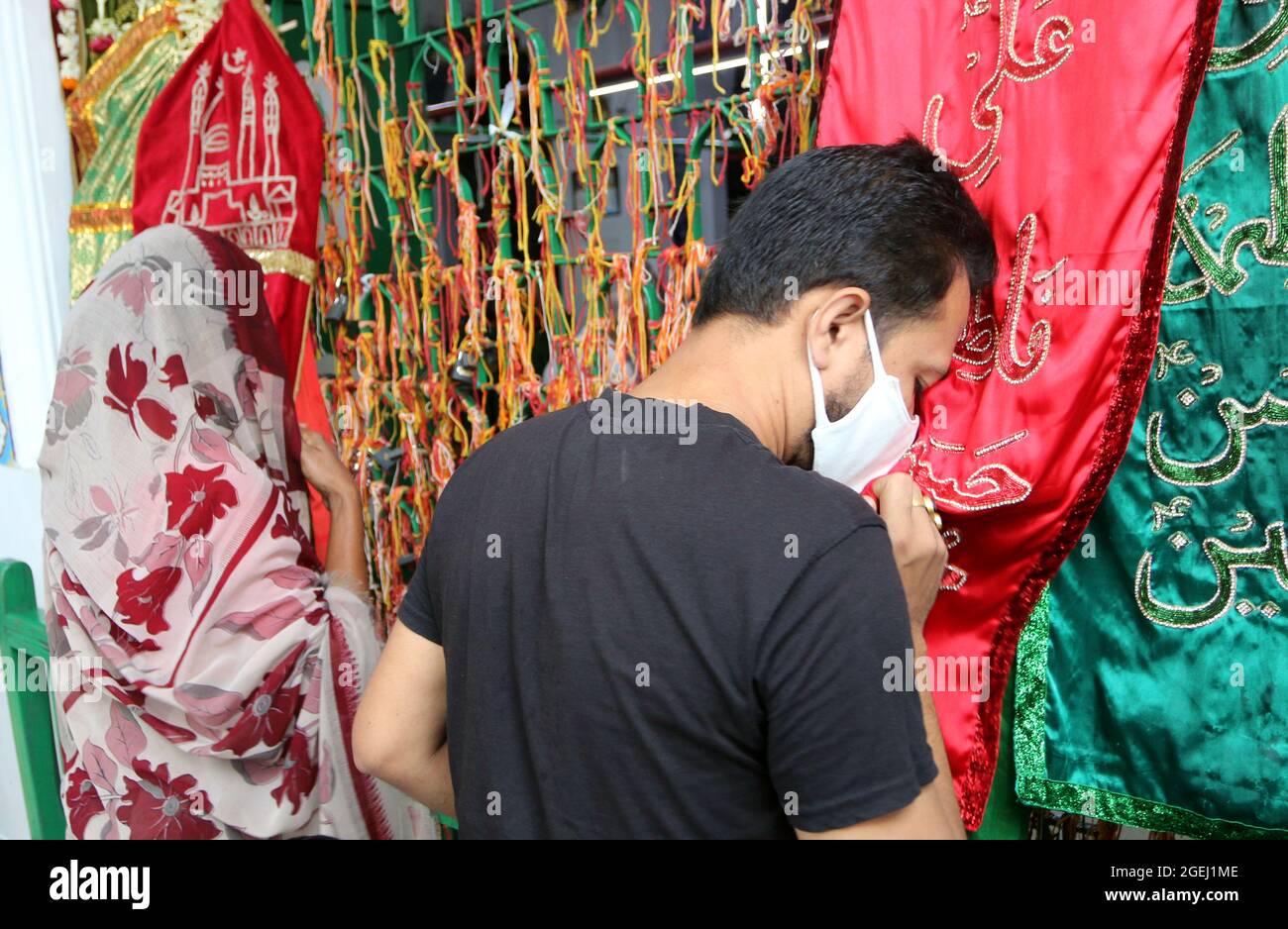 Dhaka, Bangladesh, 20 agosto: Una donna sciita prega durante il giorno del lutto per commemorare il giorno di Ashura. Il decimo giorno di Muharram è celebrato come Ashura, i musulmani sciiti celebrano il giorno come giorno di lutto per ricordare il martirio del nipote del profeta Hazrat Muhammad, Hazrat Imam Hussain, i suoi parenti e 72 sostenitori durante lo scontro di Karbala in questo giorno nell'anno Hijri del 61. Credit: Habibur Rahman / Eyepix Group/Alamy Live News Foto Stock