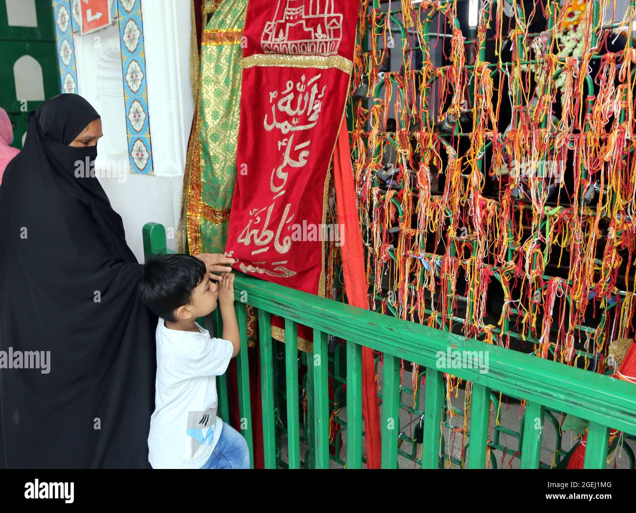 Dhaka, Bangladesh, 20 agosto: Una donna sciita prega durante il giorno del lutto per commemorare il giorno di Ashura. Il decimo giorno di Muharram è celebrato come Ashura, i musulmani sciiti celebrano il giorno come giorno di lutto per ricordare il martirio del nipote del profeta Hazrat Muhammad, Hazrat Imam Hussain, i suoi parenti e 72 sostenitori durante lo scontro di Karbala in questo giorno nell'anno Hijri del 61. Credit: Habibur Rahman / Eyepix Group/Alamy Live News Foto Stock