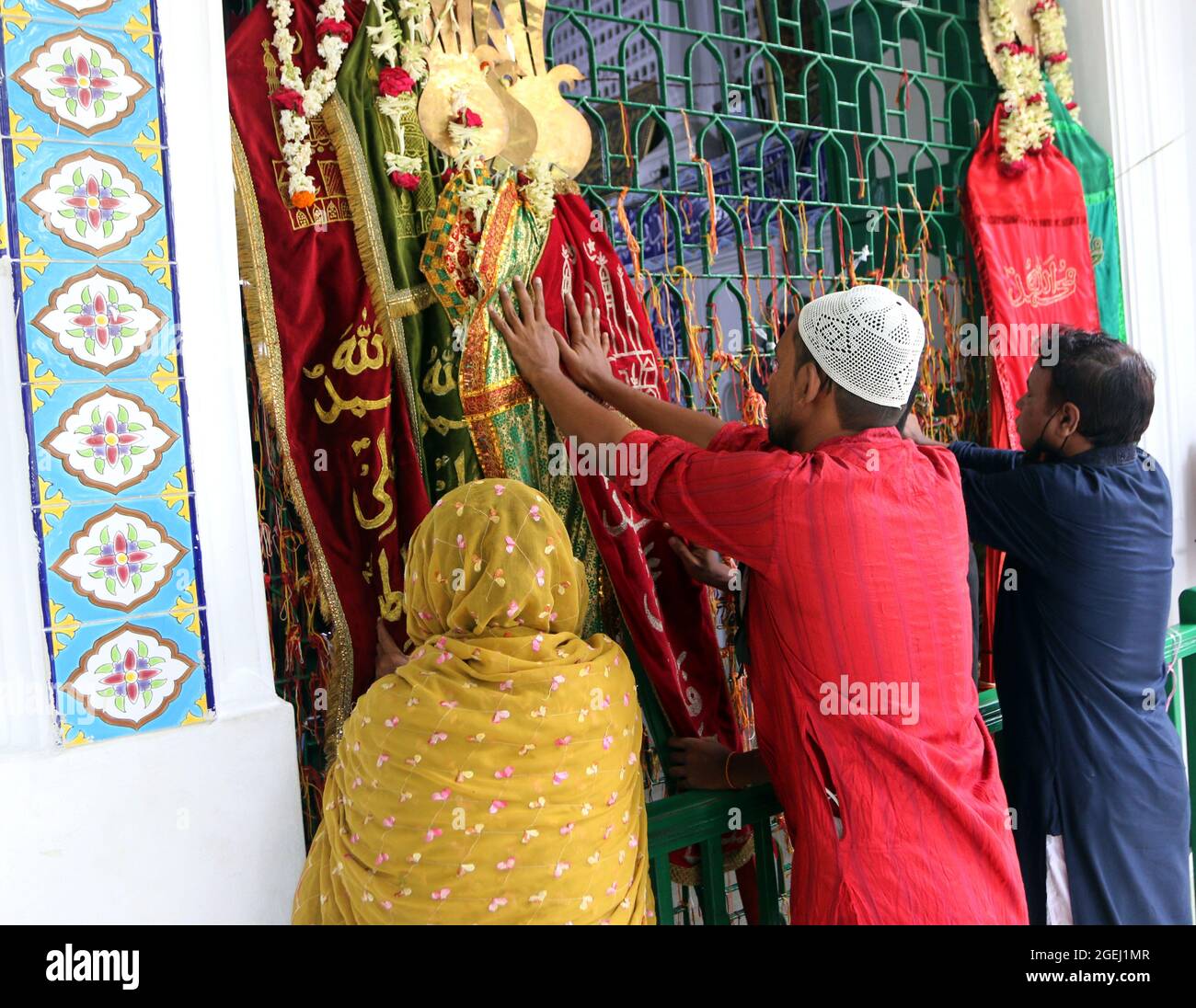 Dhaka, Bangladesh, 20 agosto: le persone sciate pregano durante il giorno del lutto per commemorare la Giornata di Ashura. Il decimo giorno di Muharram è celebrato come Ashura, i musulmani sciiti celebrano il giorno come giorno di lutto per ricordare il martirio del nipote del profeta Hazrat Muhammad, Hazrat Imam Hussain, i suoi parenti e 72 sostenitori durante lo scontro di Karbala in questo giorno nell'anno Hijri del 61. Credit: Habibur Rahman / Eyepix Group/Alamy Live News Foto Stock