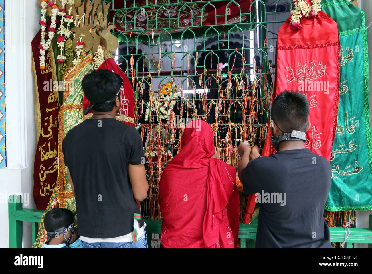 Dhaka, Bangladesh, 20 agosto: le persone sciate pregano durante il giorno del lutto per commemorare la Giornata di Ashura. Il decimo giorno di Muharram è celebrato come Ashura, i musulmani sciiti celebrano il giorno come giorno di lutto per ricordare il martirio del nipote del profeta Hazrat Muhammad, Hazrat Imam Hussain, i suoi parenti e 72 sostenitori durante lo scontro di Karbala in questo giorno nell'anno Hijri del 61. Credit: Habibur Rahman / Eyepix Group/Alamy Live News Foto Stock