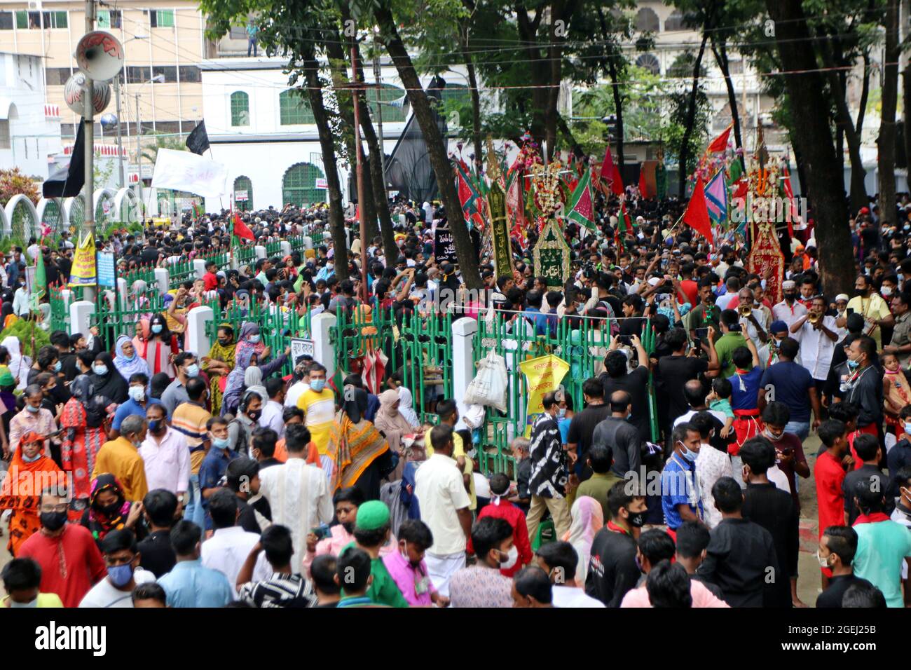 Dhaka, Bangladesh, agosto 20: Shias fa uscire la consueta sfilata di Tazia, i partecipanti, pianifica la sfilata e inizia la loro dogana di riconoscimento un paio di giorni, prima del decimo Muharram, Durante il giorno del lutto per commemorare il giorno di Ashura. Il decimo giorno di Muharram è celebrato come Ashura, i musulmani sciiti celebrano il giorno come giorno di lutto per ricordare il martirio del nipote del profeta Hazrat Muhammad, Hazrat Imam Hussain, i suoi parenti e 72 sostenitori durante lo scontro di Karbala in questo giorno nell'anno Hijri del 61. Credit: Habibur Rahman / Eyepix Group/Alamy Live News Foto Stock