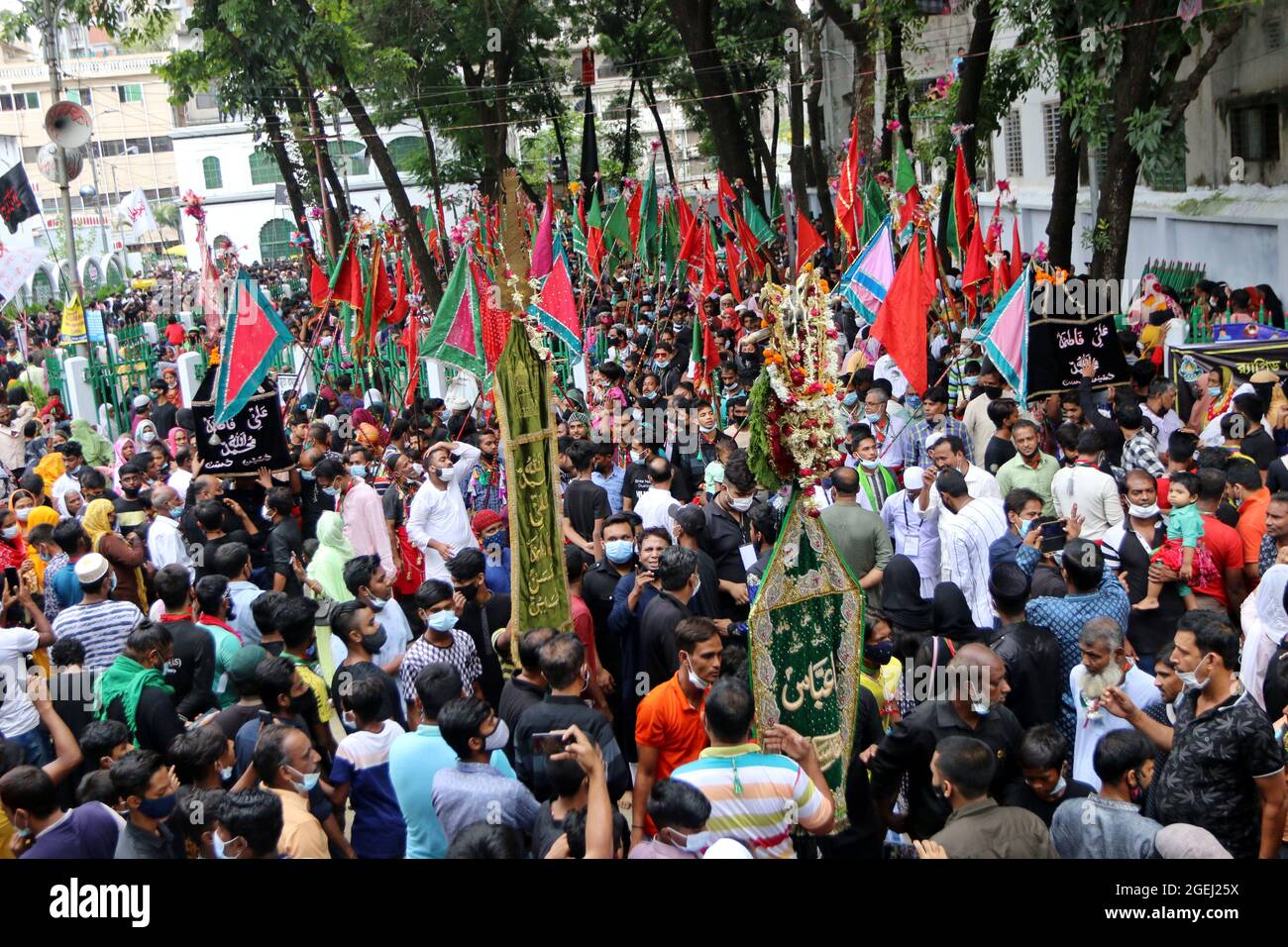 Dhaka, Bangladesh, agosto 20: Shias fa uscire la consueta sfilata di Tazia, i partecipanti, pianifica la sfilata e inizia la loro dogana di riconoscimento un paio di giorni, prima del decimo Muharram, Durante il giorno del lutto per commemorare il giorno di Ashura. Il decimo giorno di Muharram è celebrato come Ashura, i musulmani sciiti celebrano il giorno come giorno di lutto per ricordare il martirio del nipote del profeta Hazrat Muhammad, Hazrat Imam Hussain, i suoi parenti e 72 sostenitori durante lo scontro di Karbala in questo giorno nell'anno Hijri del 61. Credit: Habibur Rahman / Eyepix Group/Alamy Live News Foto Stock