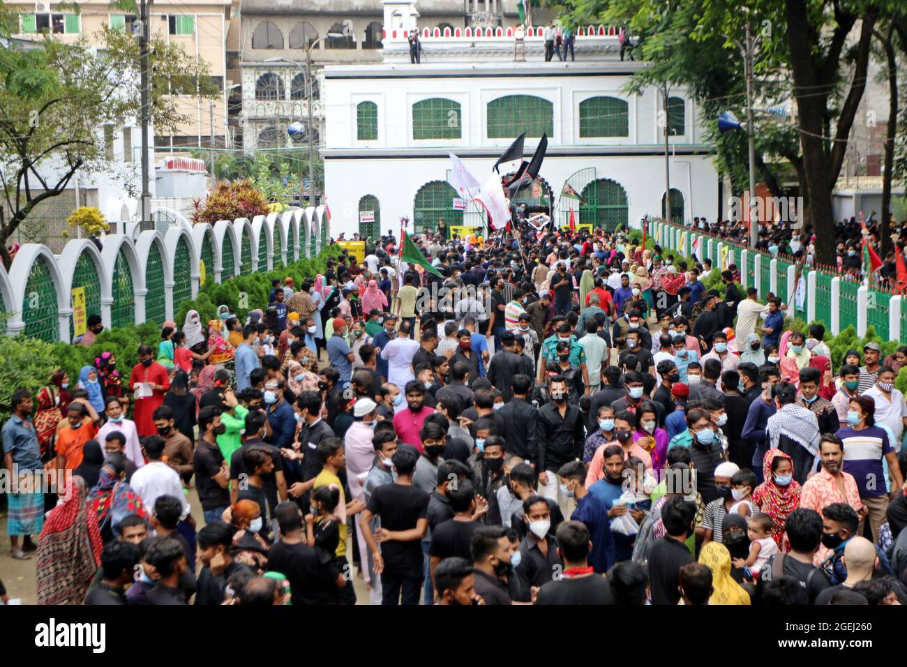Dhaka, Bangladesh, agosto 20: Shias fa uscire la consueta sfilata di Tazia, i partecipanti, pianifica la sfilata e inizia la loro dogana di riconoscimento un paio di giorni, prima del decimo Muharram, Durante il giorno del lutto per commemorare il giorno di Ashura. Il decimo giorno di Muharram è celebrato come Ashura, i musulmani sciiti celebrano il giorno come giorno di lutto per ricordare il martirio del nipote del profeta Hazrat Muhammad, Hazrat Imam Hussain, i suoi parenti e 72 sostenitori durante lo scontro di Karbala in questo giorno nell'anno Hijri del 61. Credit: Habibur Rahman / Eyepix Group/Alamy Live News Foto Stock