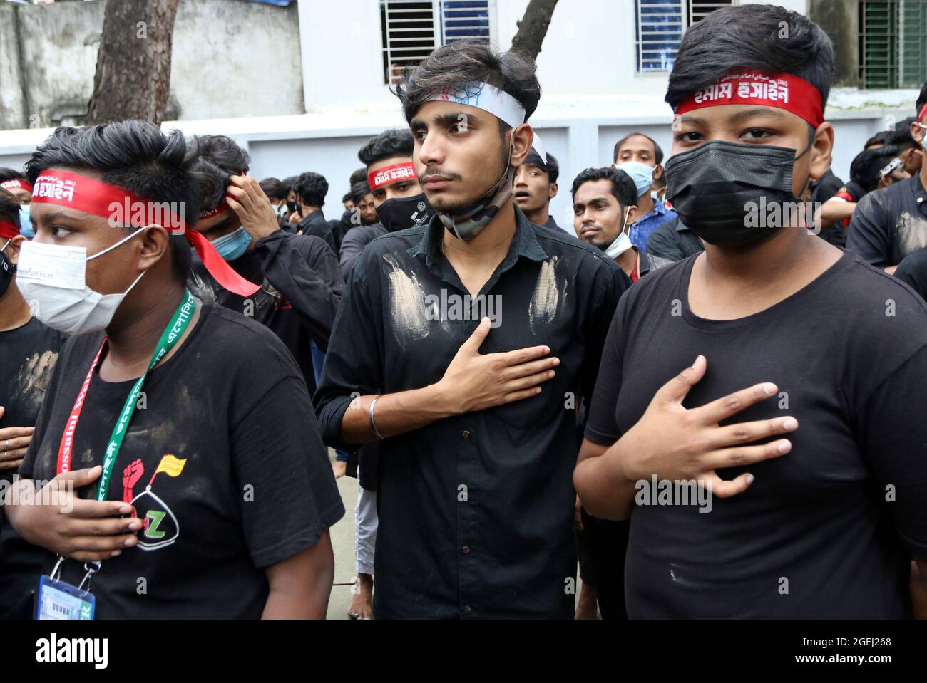 Dhaka, Bangladesh, agosto 20: Shias fa uscire la consueta sfilata di Tazia, i partecipanti, pianifica la sfilata e inizia la loro dogana di riconoscimento un paio di giorni, prima del decimo Muharram, Durante il giorno del lutto per commemorare il giorno di Ashura. Il decimo giorno di Muharram è celebrato come Ashura, i musulmani sciiti celebrano il giorno come giorno di lutto per ricordare il martirio del nipote del profeta Hazrat Muhammad, Hazrat Imam Hussain, i suoi parenti e 72 sostenitori durante lo scontro di Karbala in questo giorno nell'anno Hijri del 61. Credit: Habibur Rahman / Eyepix Group/Alamy Live News Foto Stock