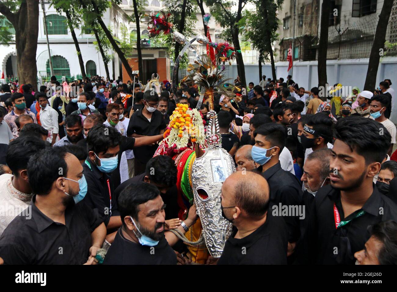 Dhaka, Bangladesh, agosto 20: Shias fa uscire la consueta sfilata di Tazia, i partecipanti, pianifica la sfilata e inizia la loro dogana di riconoscimento un paio di giorni, prima del decimo Muharram, Durante il giorno del lutto per commemorare il giorno di Ashura. Il decimo giorno di Muharram è celebrato come Ashura, i musulmani sciiti celebrano il giorno come giorno di lutto per ricordare il martirio del nipote del profeta Hazrat Muhammad, Hazrat Imam Hussain, i suoi parenti e 72 sostenitori durante lo scontro di Karbala in questo giorno nell'anno Hijri del 61. Credit: Habibur Rahman / Eyepix Group/Alamy Live News Foto Stock