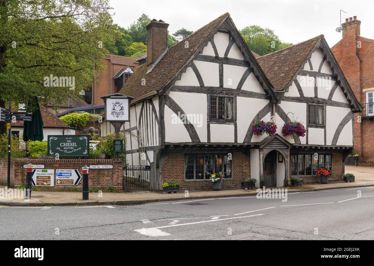 Il ristorante Chesil Rettory occupa il più antico edificio commerciale medievale di Winchester, Hampshire, Inghilterra, Regno Unito Foto Stock