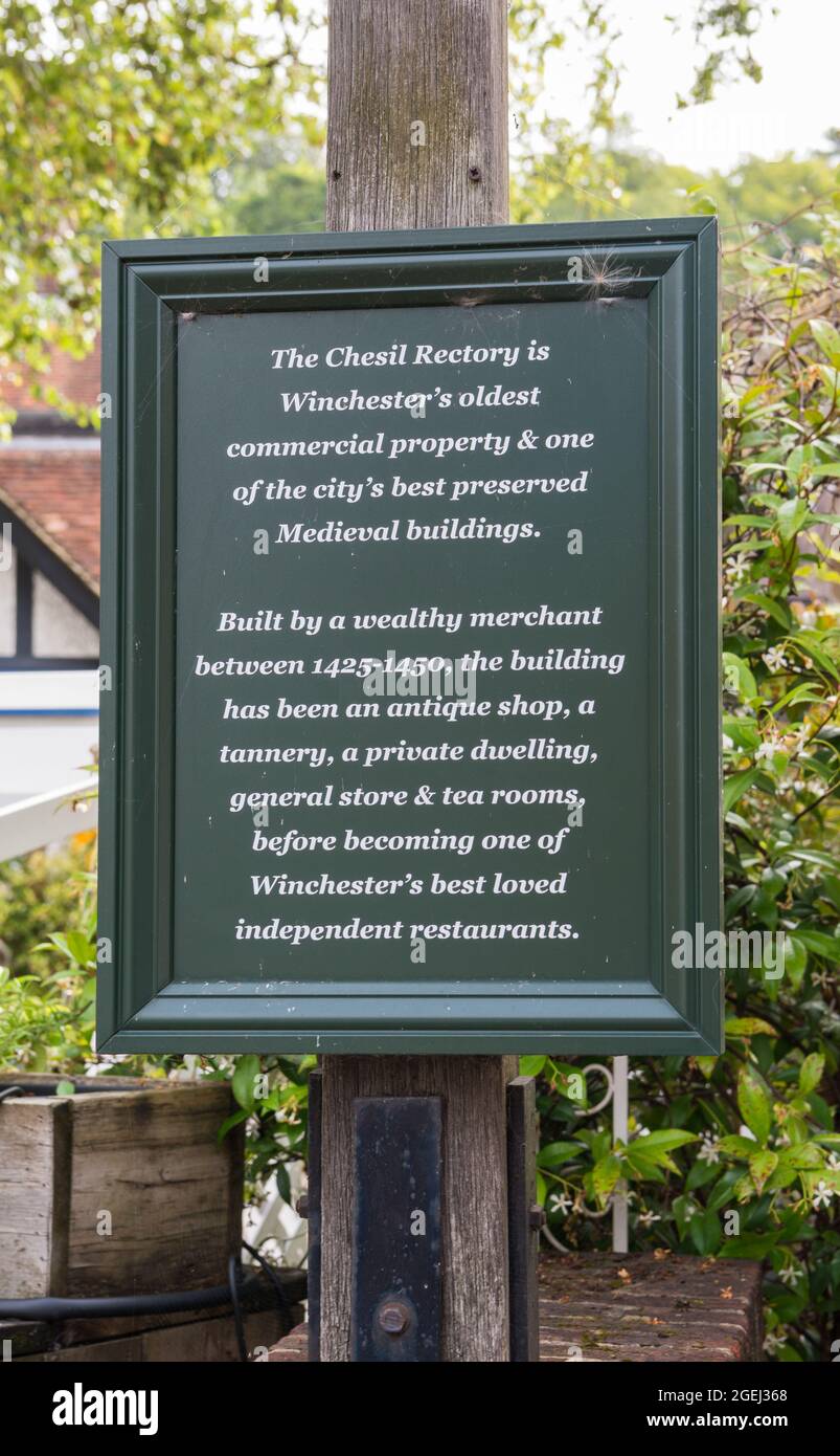 Informazioni bordo che fornisce una breve storia della canonica di Chesil, una casa medievale, ora un ristorante, a Winchester, Hampshire, Inghilterra, Regno Unito Foto Stock