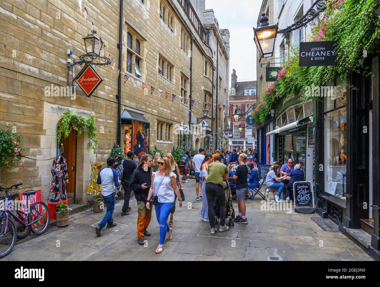 Negozi e caffetterie a Rose Crescent nel centro di Cambridge, Cambridgeshire, Inghilterra, Regno Unito Foto Stock