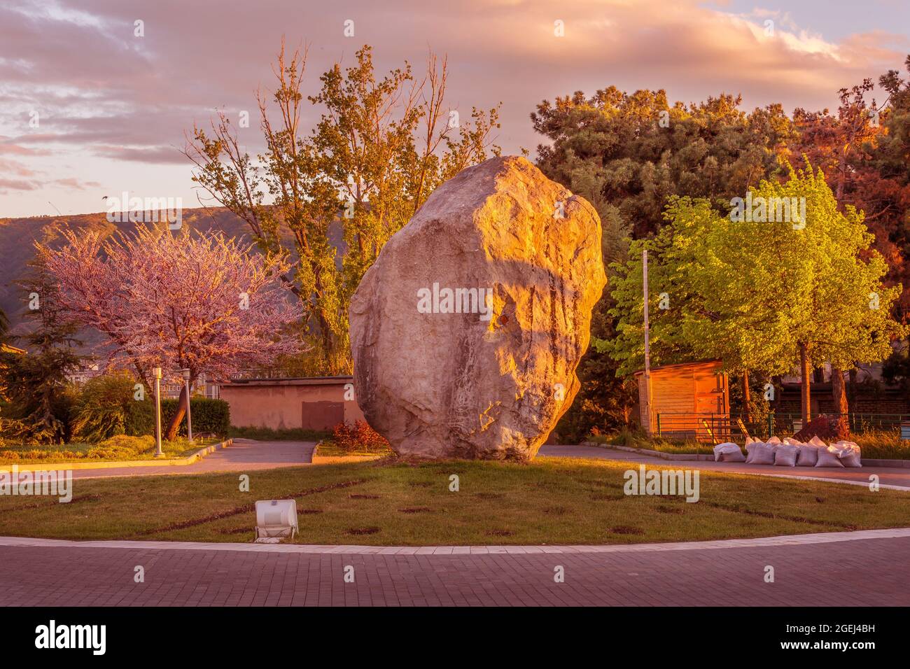 Grande pietra vicino alla chiesa della Santissima Trinità o alla cattedrale di Sameba Tbilisi, Georgia Foto Stock