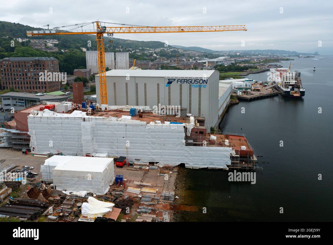 Port Glasgow, Scozia, Regno Unito. 20 agosto 2021. Ultime viste rom drone del traghetto Caledonian Macbrayne Glen Sannox in fase di fabbricazione al Ferguson Marine cantiere a Port Glasgow sul Lower Clyde. Iain Masterton/Alamy Live News Foto Stock