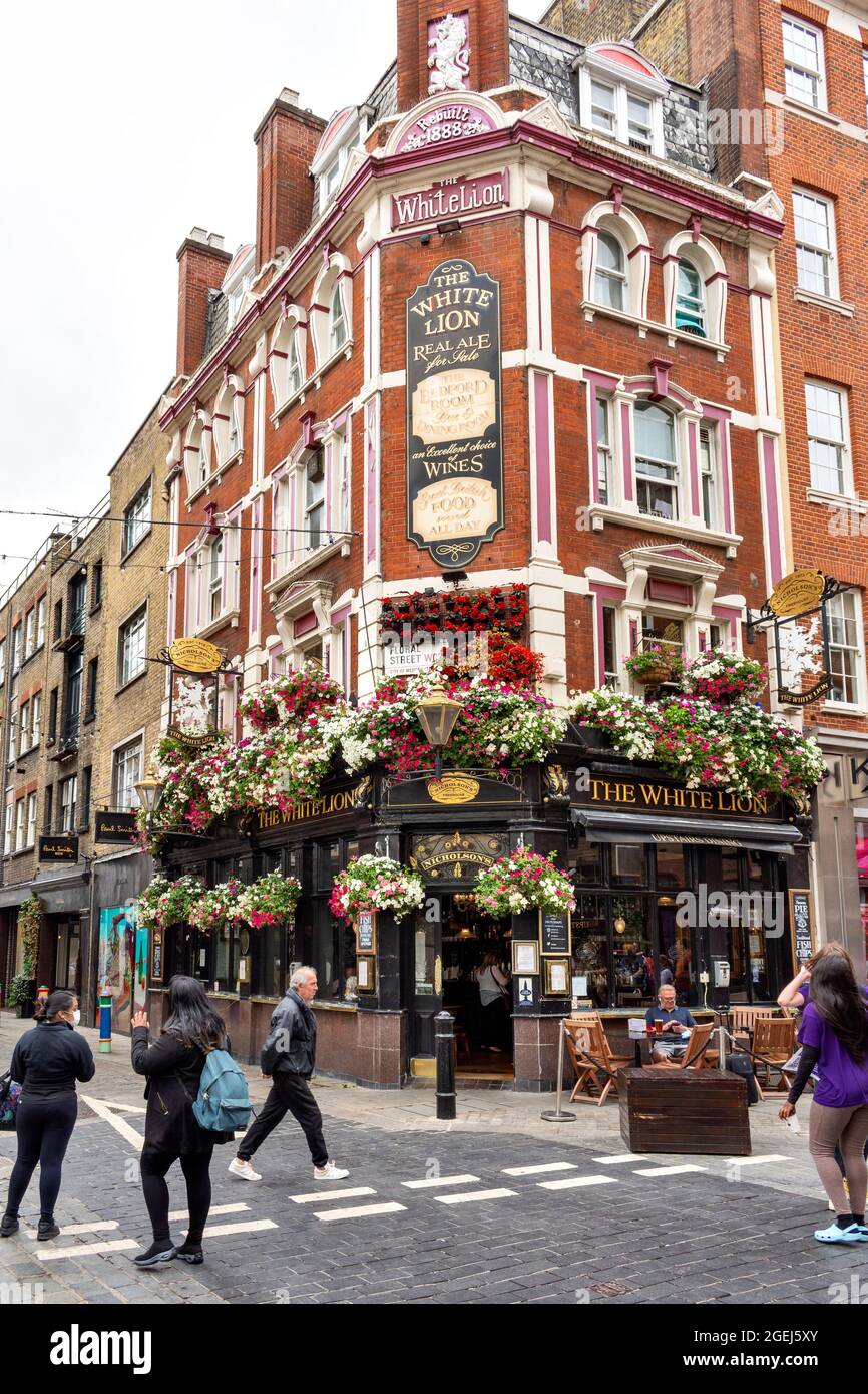 LONDON COVENT GARDEN FIORISCE NEL PUB WHITE LION IN FLORAL STREET Foto Stock