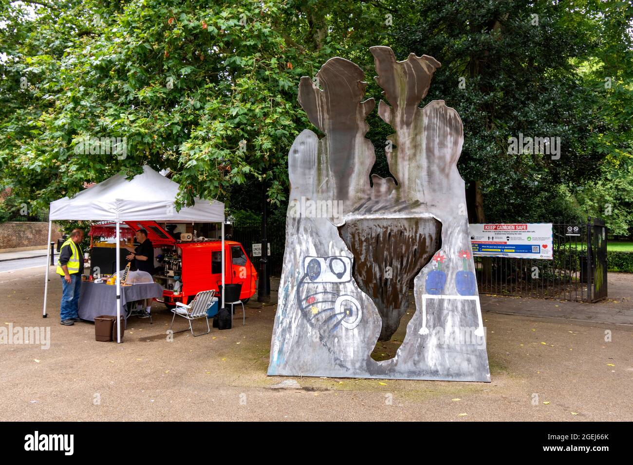 LONDON LINCOLN'S INN FIELDS UNA GRANDE SCULTURA IN METALLO E MOBILE CAFE PER IL CAFFÈ Foto Stock