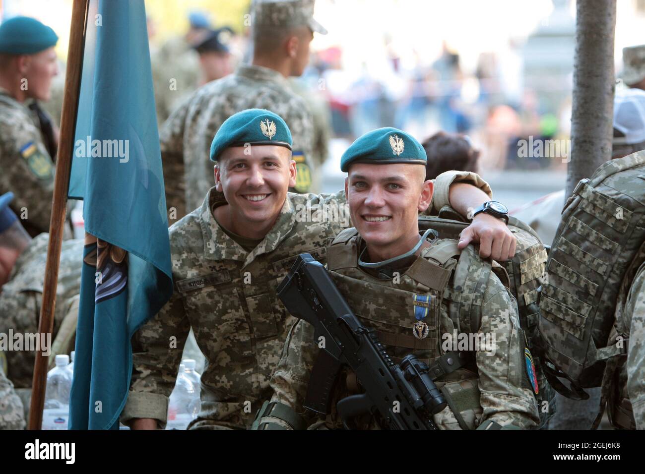 KIEV, UCRAINA - 20 AGOSTO 2021 - i soldati del corpo di fanteria navale ucraino sorridono durante le prove della Parata del giorno dell'Indipendenza di Kyiv a Khreshchat Foto Stock