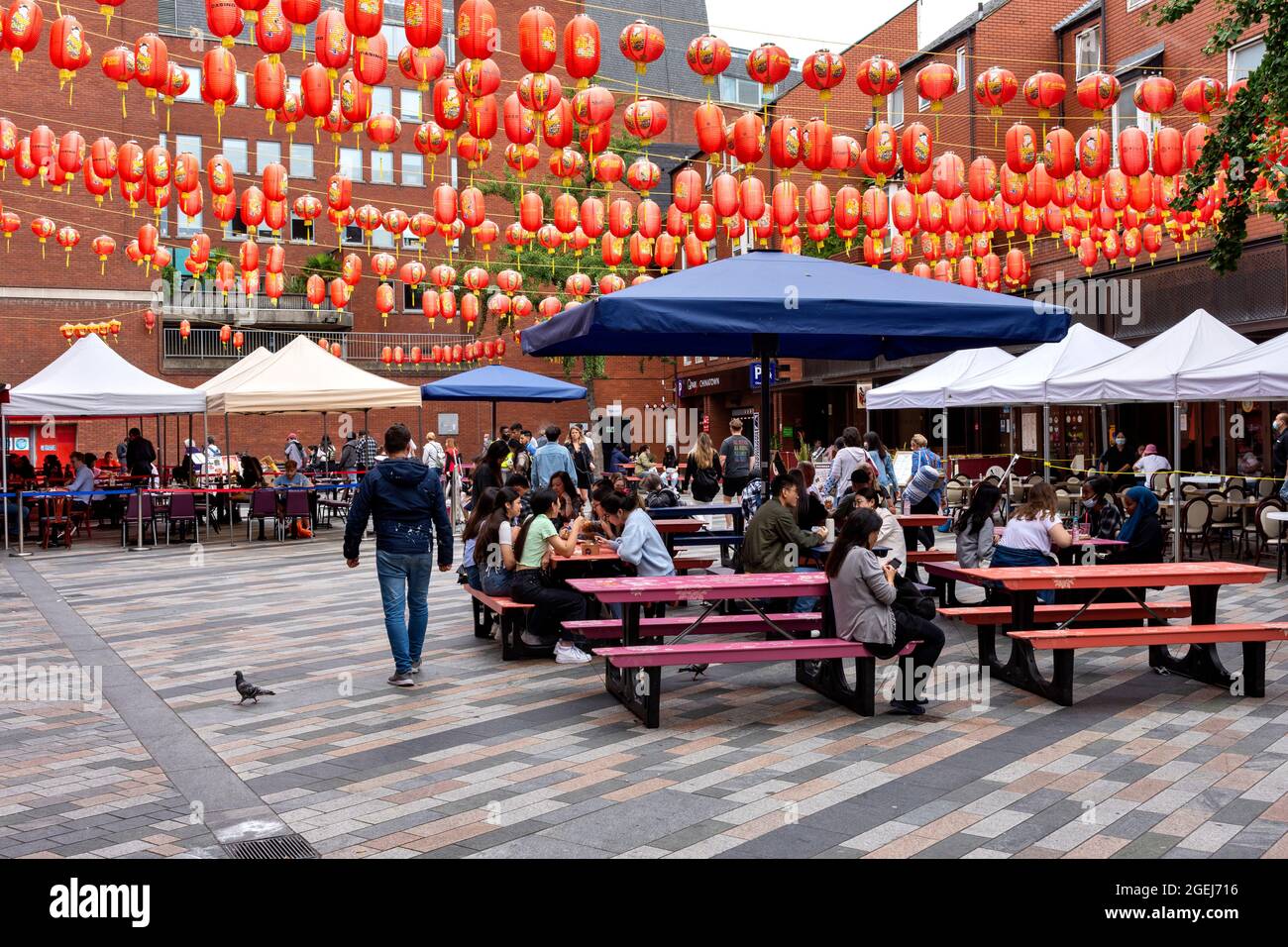 LONDRA WESTMINSTER CHINATOWN ZONA PRANZO ALL'APERTO CON CAFFÈ Foto Stock