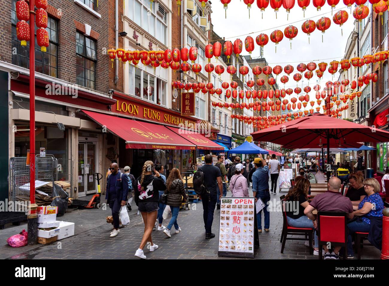 LONDON WESTMINSTER CHINATOWN NEGOZI SUPERMERCATO E ZONA PRANZO ALL'APERTO CON CAFFÈ Foto Stock