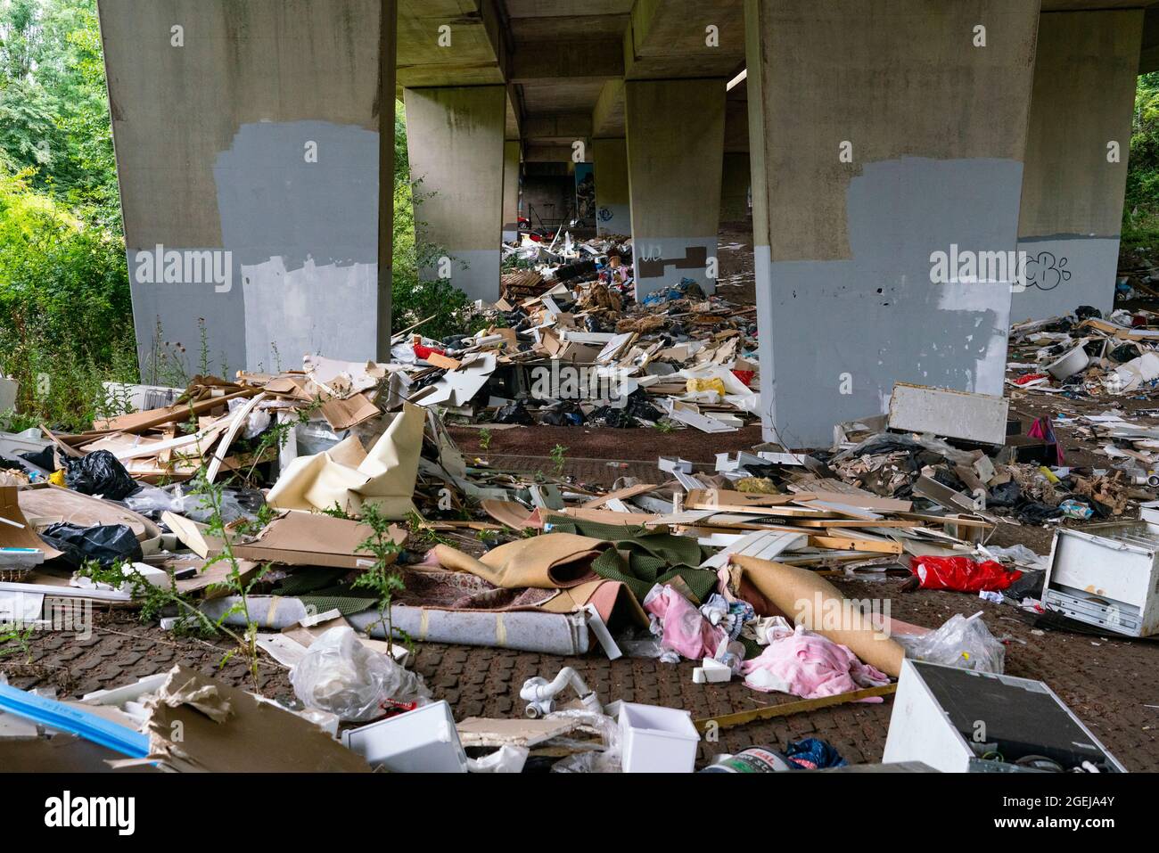 Glasgow, Scozia, Regno Unito. 20 agosto 2021. Un'enorme quantità di mancia illegale di mosca da cantieri e famiglie scaricati sotto il viadotto M8 nel distretto di Blocairn di Glasgow. Iain Masterton/Alamy Live News Foto Stock