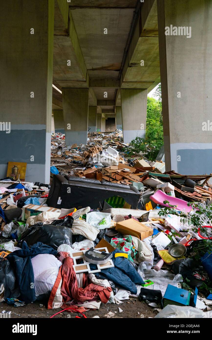 Glasgow, Scozia, Regno Unito. 20 agosto 2021. Un'enorme quantità di mancia illegale di mosca da cantieri e famiglie scaricati sotto il viadotto M8 nel distretto di Blocairn di Glasgow. Iain Masterton/Alamy Live News Foto Stock