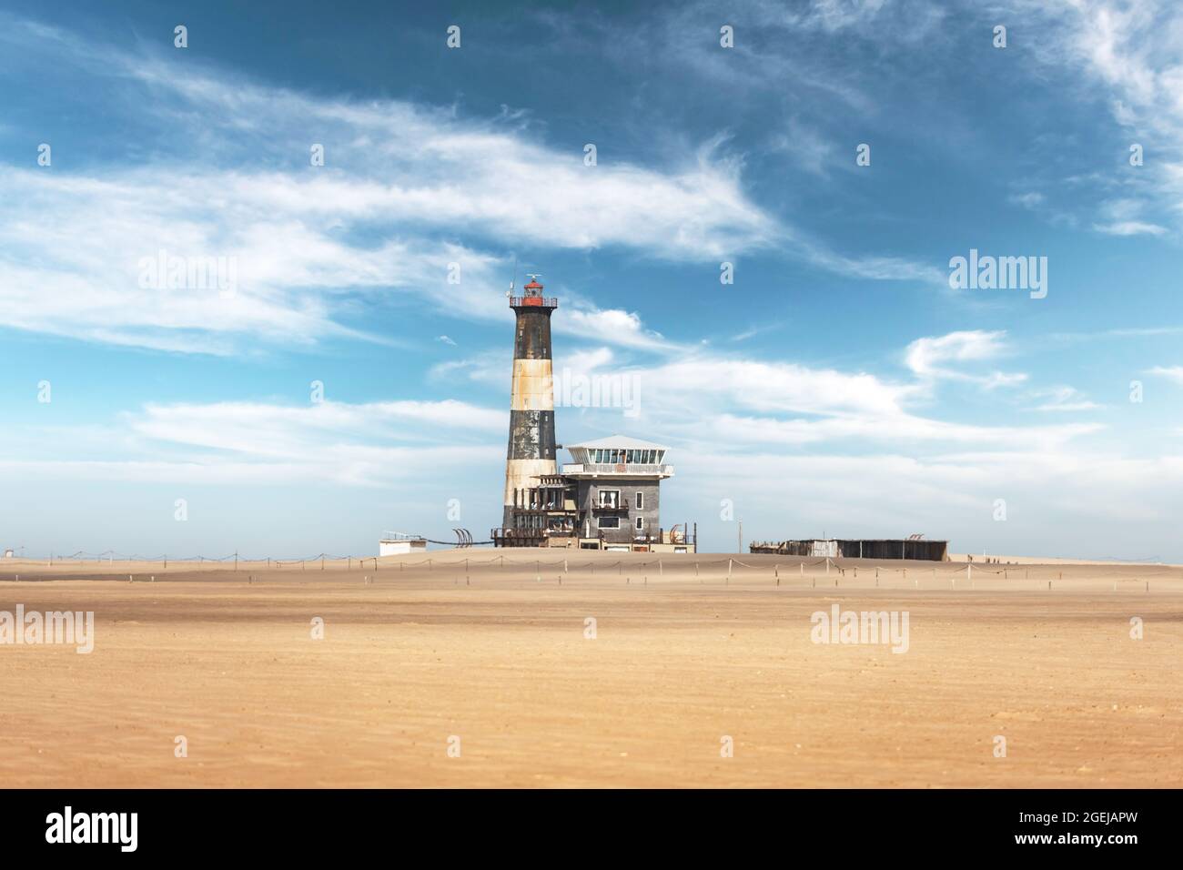 Il faro fronte oceano a Sandwich Harbour in Namibia, Africa. Fotografia di droni di paesaggio Foto Stock