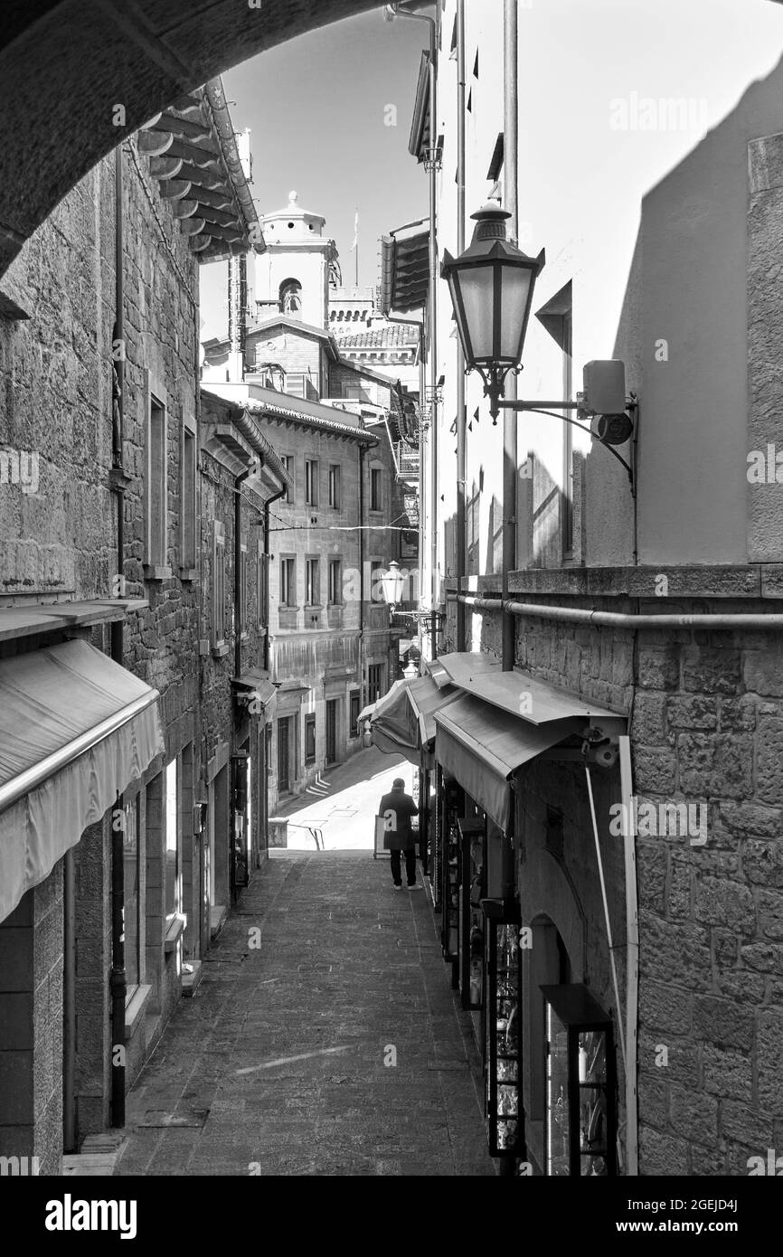 Strada vecchia nella città di San Marino, la Repubblica di San Marino. Paesaggio urbano bianco e nero Foto Stock