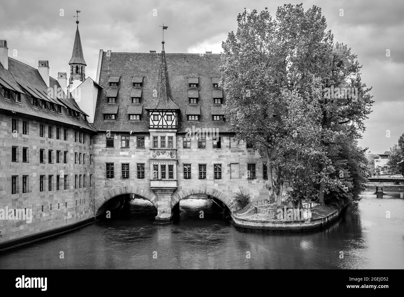 Ospizio dello Spirito Santo a Norimberga, Germania. Fotografia in bianco e nero, paesaggio Foto Stock