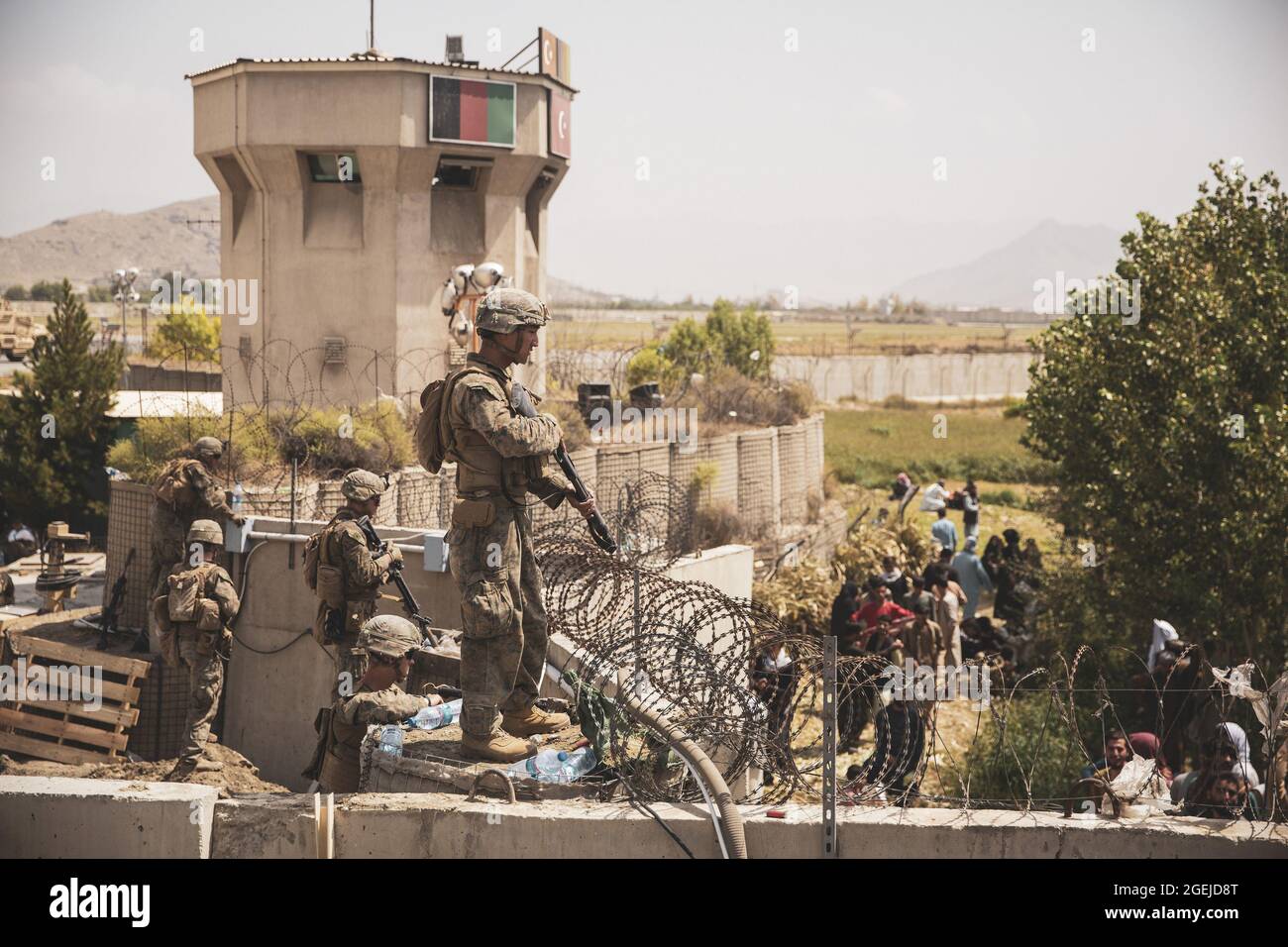 Kabul, Afghanistan. 20 ago 2021. I Marines degli Stati Uniti assistono con sicurezza ad un controllo di evacuazione durante un'evacuazione all'Aeroporto Internazionale Hamid Karzai, a Kabul, Afghanistan, 20 agosto 2021. I membri del servizio degli Stati Uniti stanno assistendo il Dipartimento di Stato con un'operazione di evacuazione non combattente (NEO) in Afghanistan. Foto dello staff Sgt. Victor Mancilla/USMC/UPI Credit: UPI/Alamy Live News Foto Stock