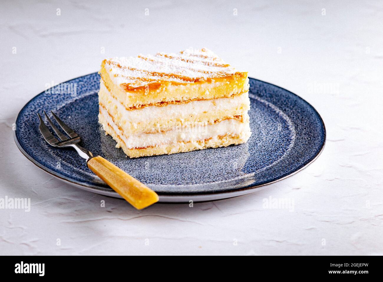 Fetta di torta di panna su un piatto Foto Stock