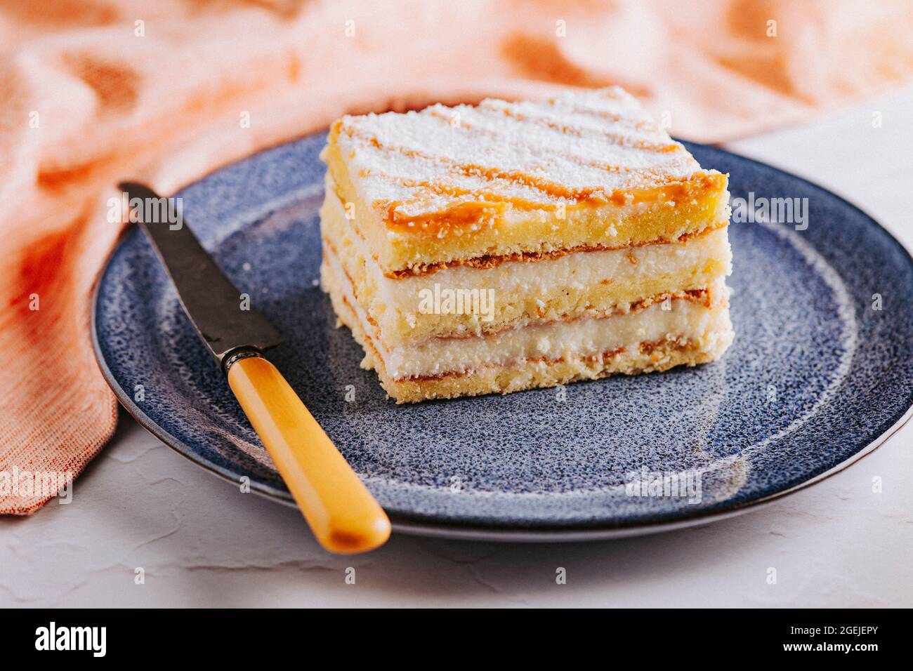 Fetta di torta di panna su un piatto Foto Stock