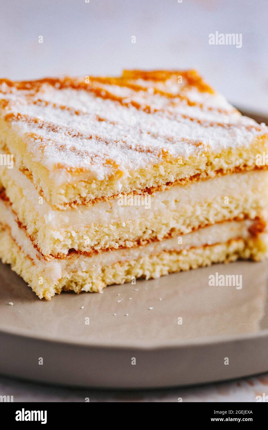 Fetta di torta di panna su un piatto Foto Stock